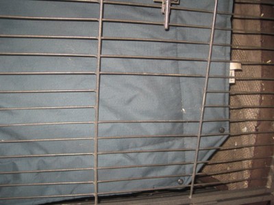 IMG_0294.JPG (125.58 КБ) 4332 просмотра Что это за отверстие и зачем оно -не знаю, но Лёлькин клюв в него пролез хорошо))как раз до табуретки))